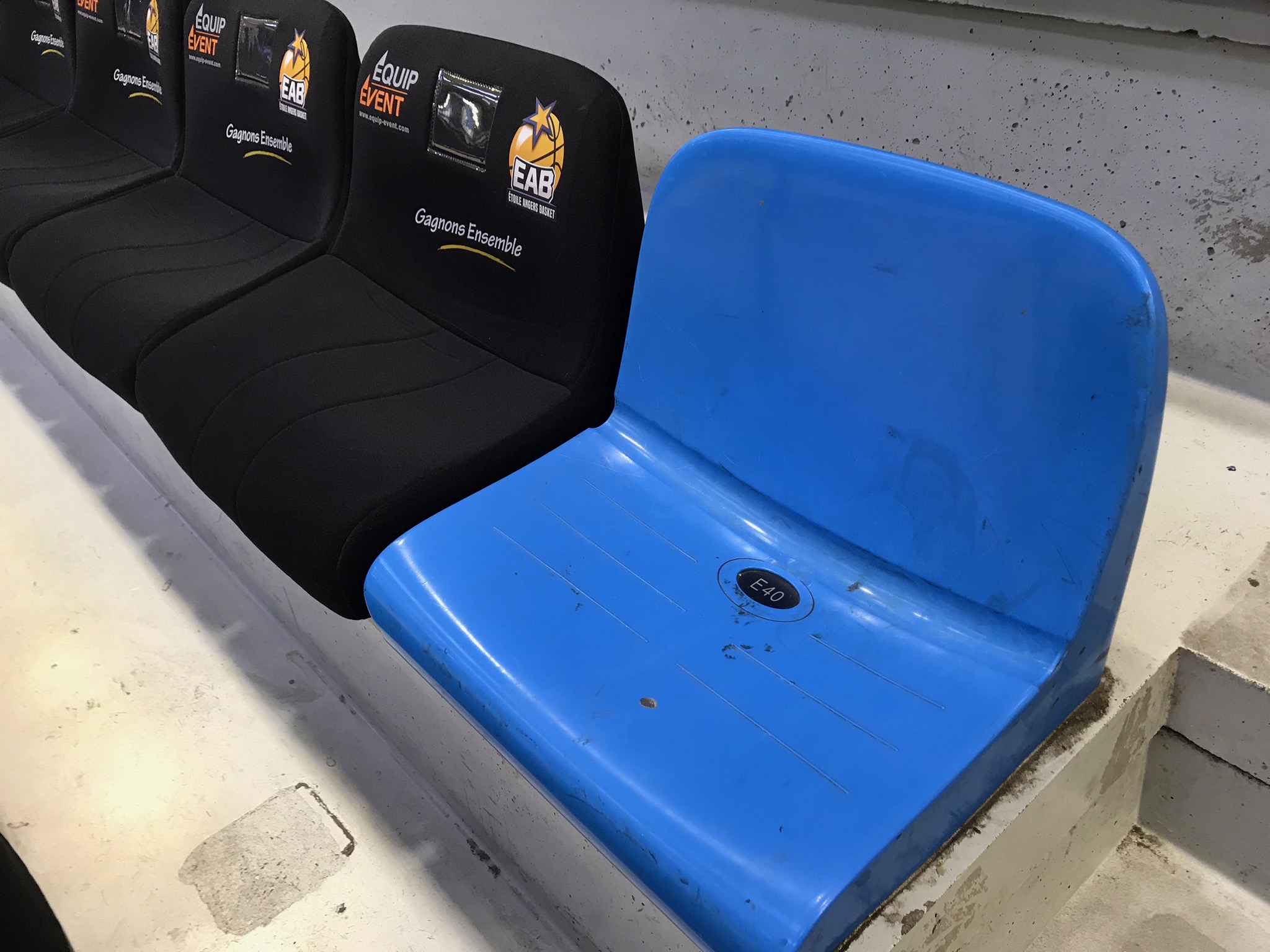 Housse de siège de confort sur mesure de l'Etoile Angers Basket avec logo et pochette plastique avec mousse de rembourrage