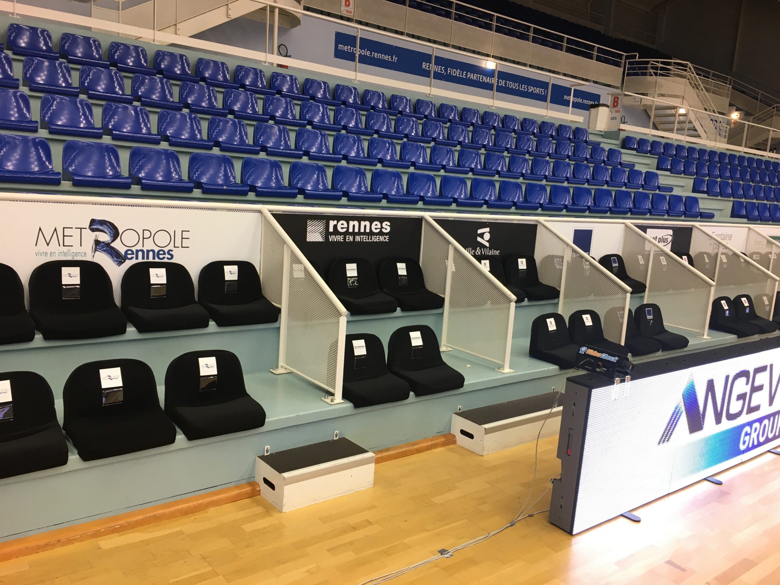 Rennes Volley 35 housses de siège de stade et gradin confortables en tissu, rembourrées et personnalisées avec un logo et une pochette plastique.