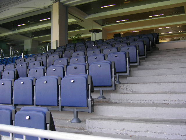 Fauteuil haut de gamme M-Espace rabattable pour les zones VIP dans les stades et les arénas.