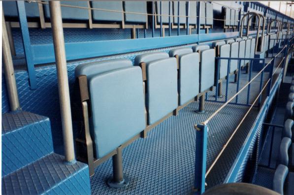 Fauteuil haut de gamme M-Espace rabattable pour les zones VIP dans les stades et les arénas.