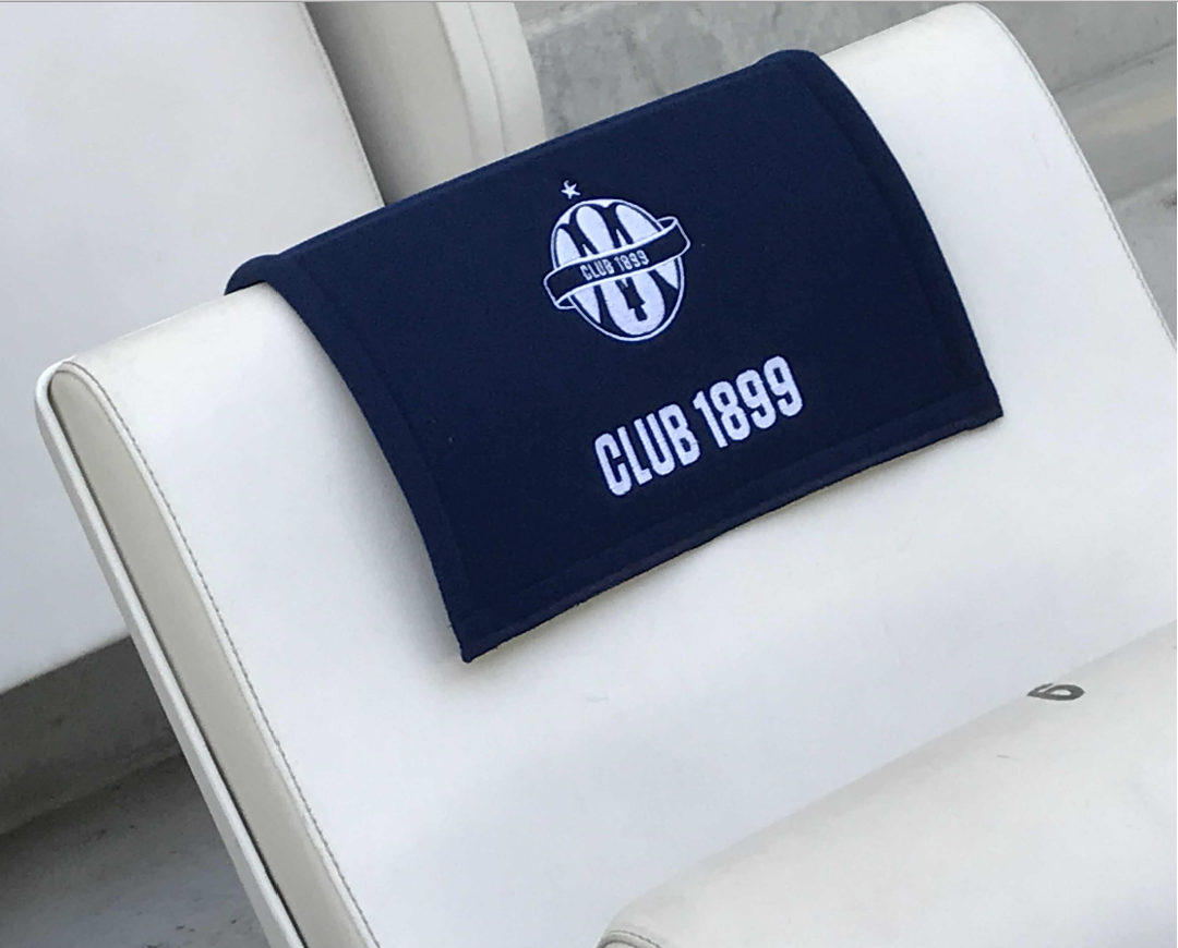 Têtière en tissu avec rembourrage et logo brodé personnalisation pour la zone VIP de l'OM Olympique de Marseille