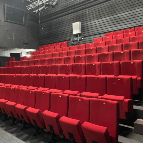 118 fauteuils de théâtre avec numérotation brodée pour le théâtre du Cube Noir à Strasbourg