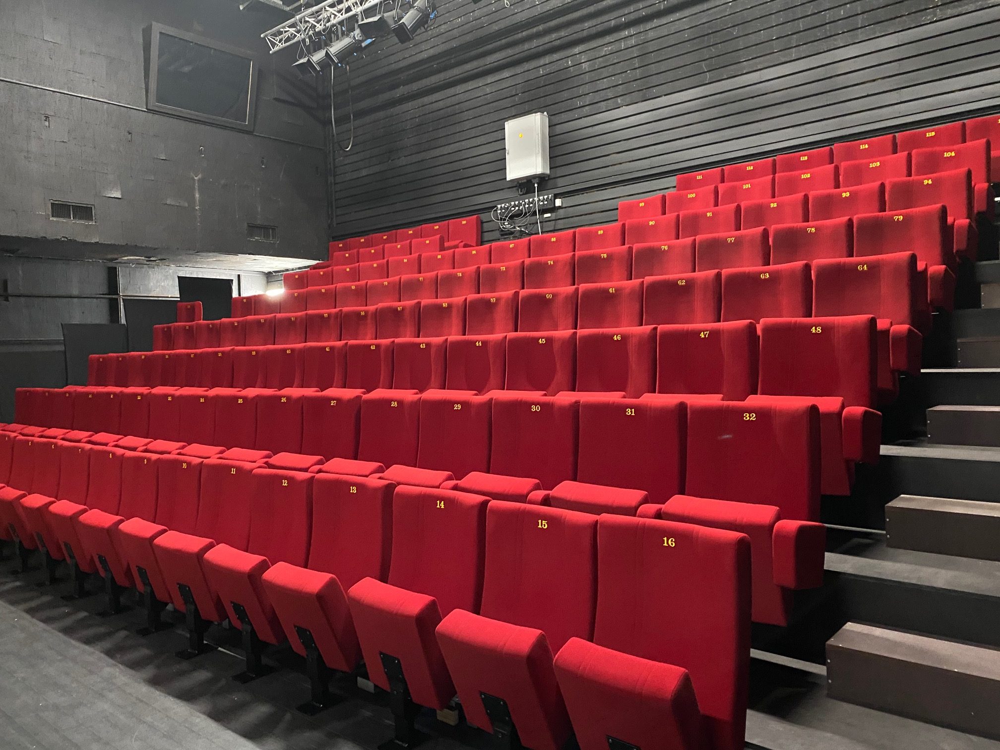 118 fauteuils de théâtre avec numérotation brodée pour le théâtre du Cube Noir à Strasbourg