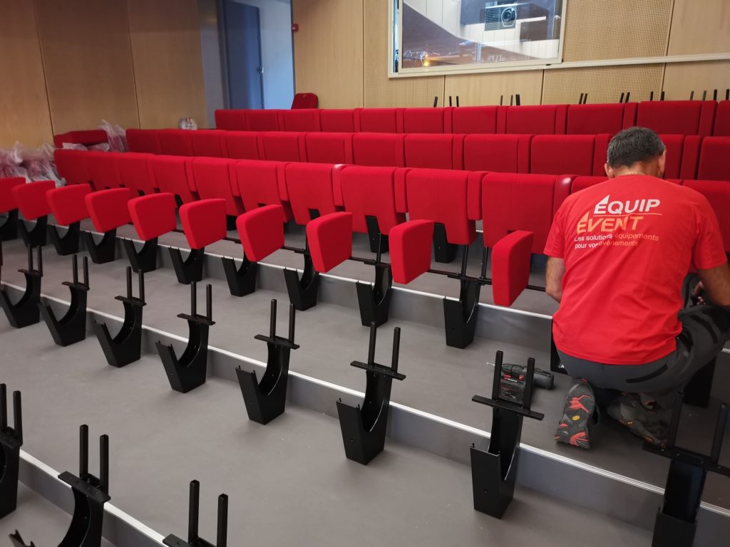 Pose de fauteuils de théâtre à Fresnay-sur-Sarthe