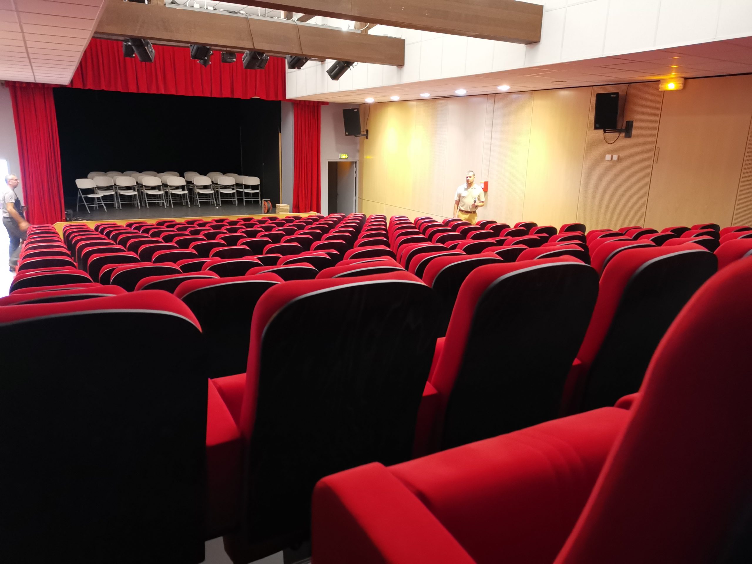 Pose de fauteuils de théâtre à Fresnay-sur-Sarthe 2