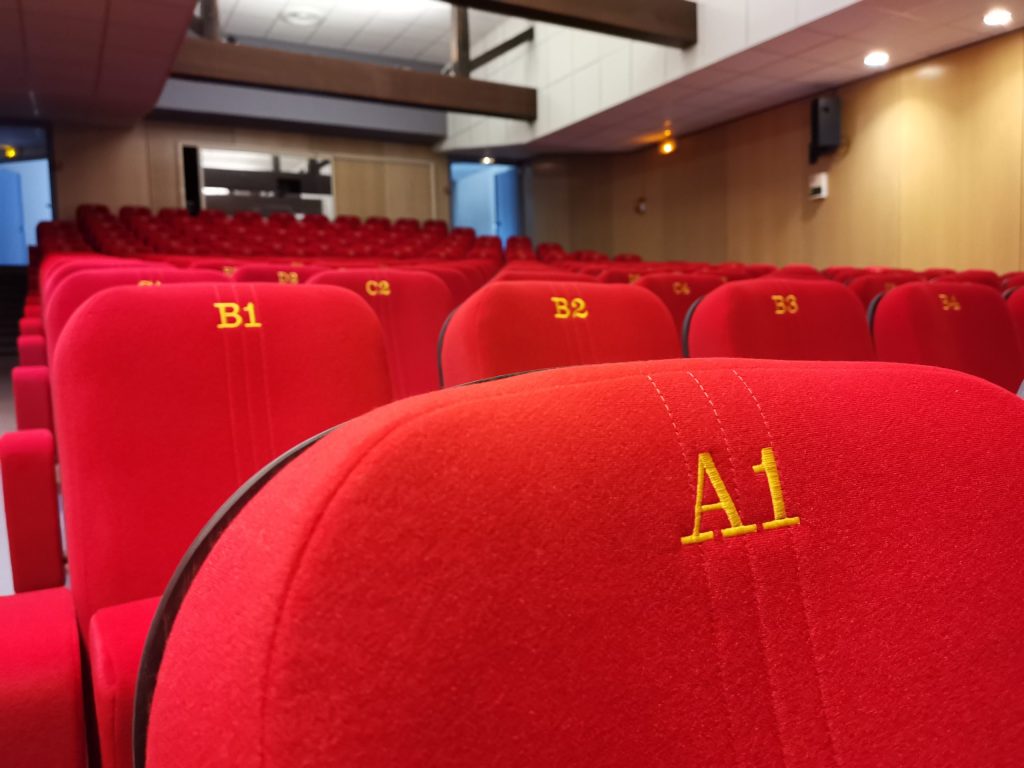 Fauteuils de théâtre et de cinéma posés en salle de spectacle Fauteuils de théâtre et de cinéma posés en salle de spectacle
