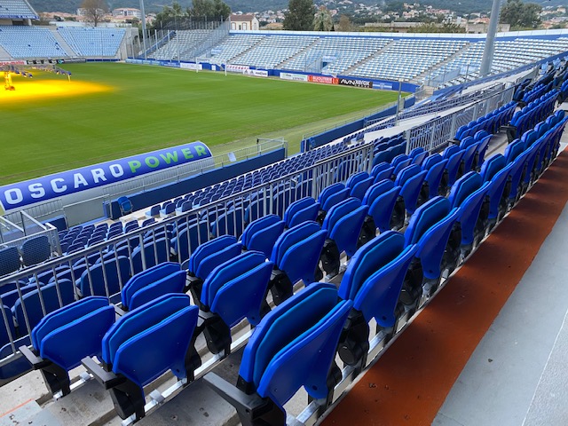 Pose et montage 300 sièges de gradin rabattables AVATAR au stade Armand-Cesari à bastia