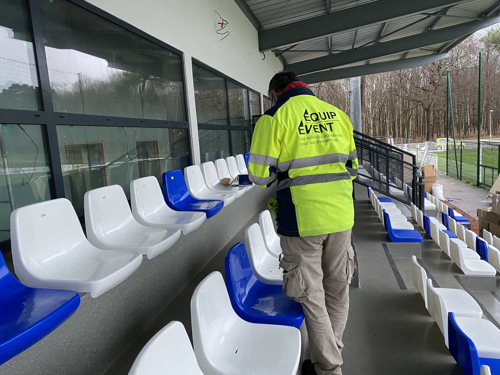 Supply and installation of 290 grandstand seats and numbering at the Stade du Chêne à Leu in Grand-Quevilly