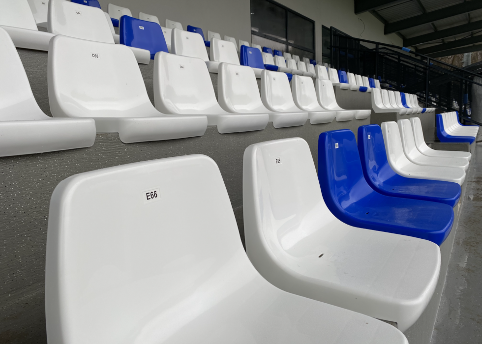 Fourniture et pose de 290 sièges de gradin et numérotation Stade du Chêne à Leu au Grand Quévilly