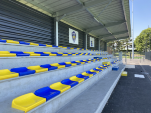 Fourniture et pose de 135 sièges de gradin A2 dans la tribune de l'AAS Sarcelles