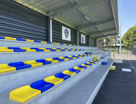 Fourniture et pose de 135 sièges de gradin A2 dans la tribune de l'AAS Sarcelles