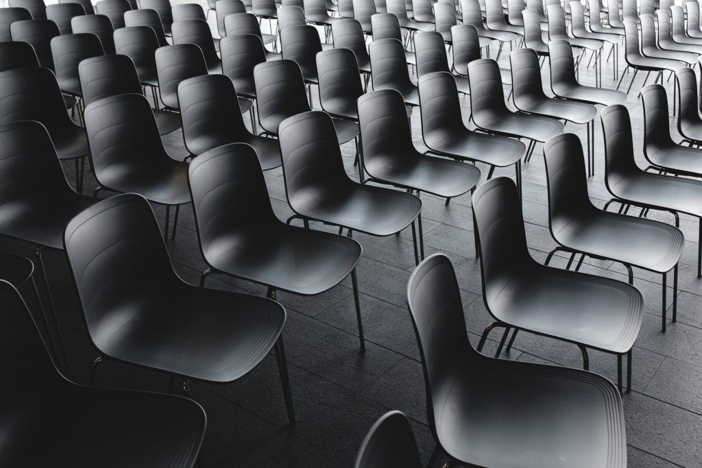 Chaises empilables de conférence et de collectivité en salle de réunion Chaises empilables de conférence et de collectivité en salle de réunion