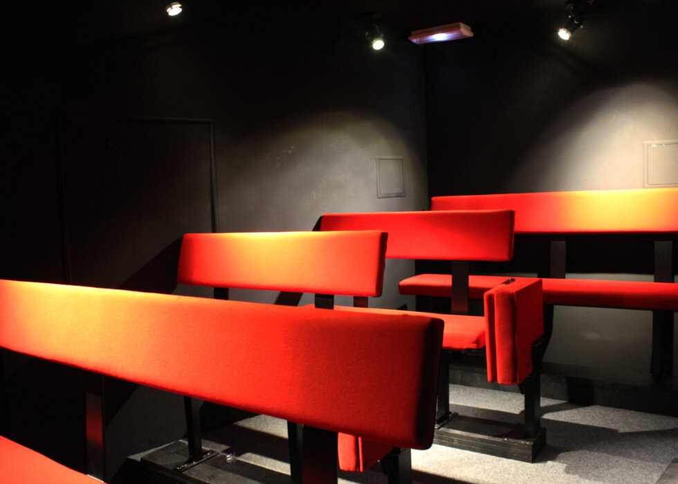 Banquette rembourrée pour le théâtre Comédie des Boulevards à Paris Banquette rembourrée pour le théâtre Comédie des Boulevards à Paris