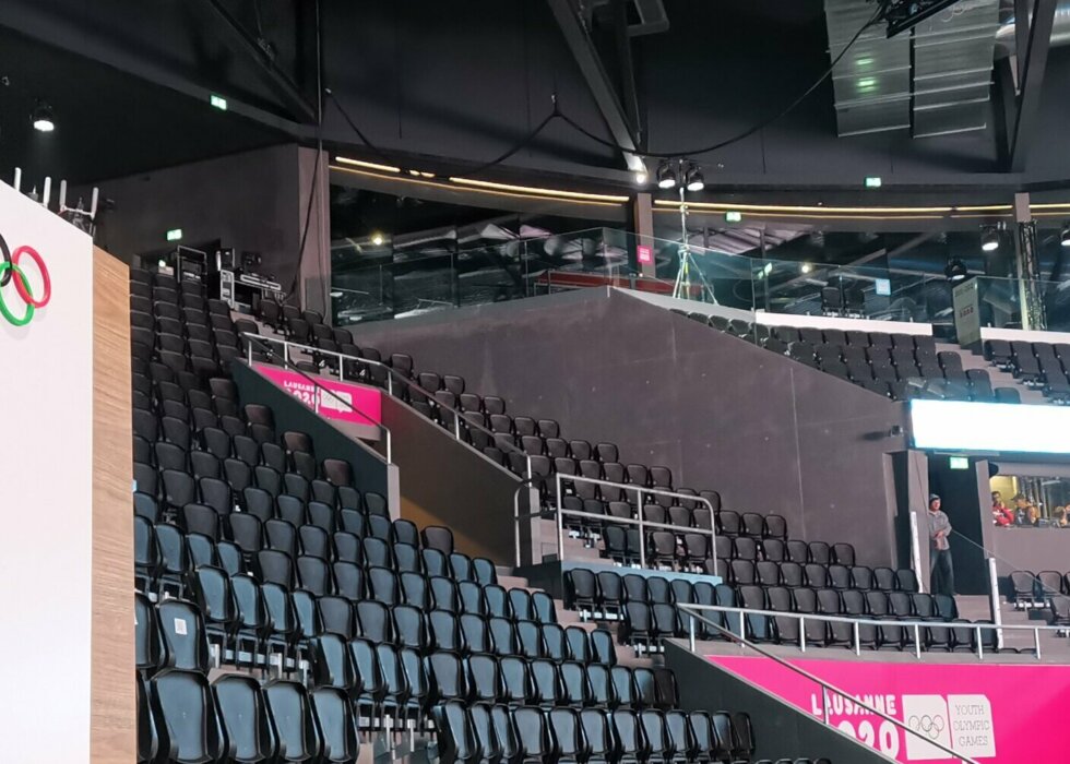 Pose et montage des sièges de gradin rabattables de la tribune du Kop à Lausanne pour les Jeux Olympiques de la Jeunesse Pose et montage des sièges de gradin rabattables de la tribune du Kop à Lausanne pour les Jeux Olympiques de la Jeunesse